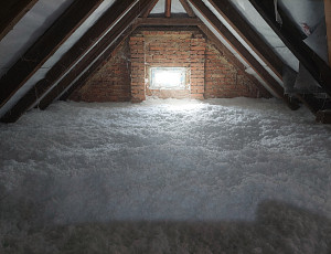 Zateplení stropu rodinného domu pomocí foukané izolace